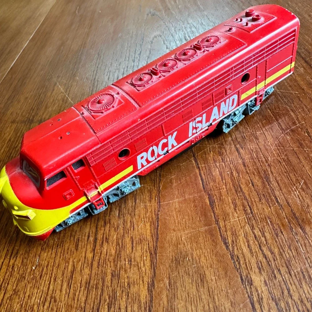 Athearn Rock Island HO Scale Diesel Locomotive Engine Red Yellow 7 Inch